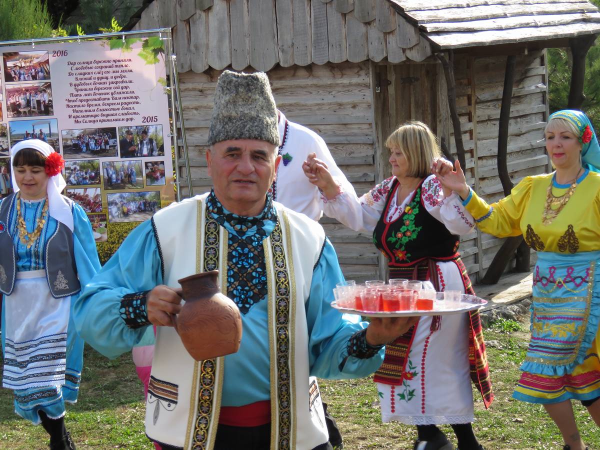 День виноградарства и виноделия