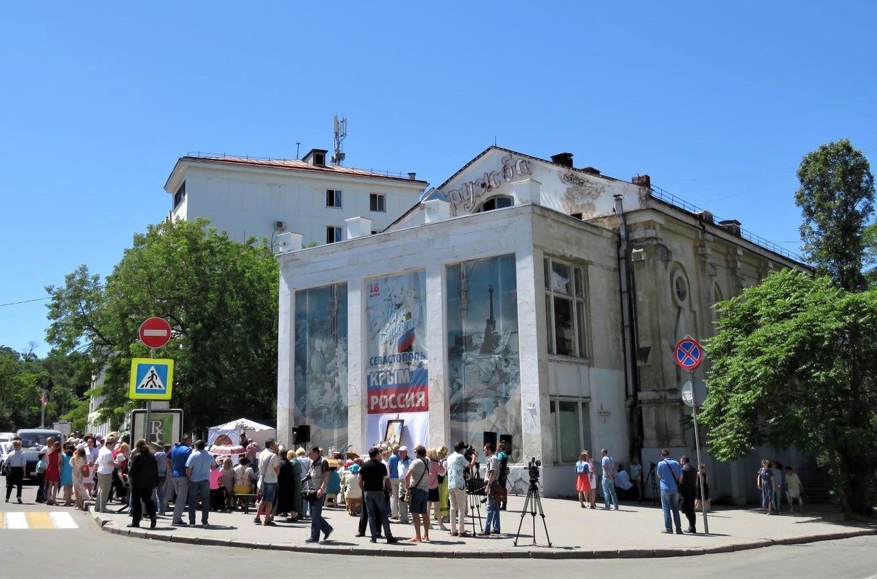 Возвращение католического храма верующим