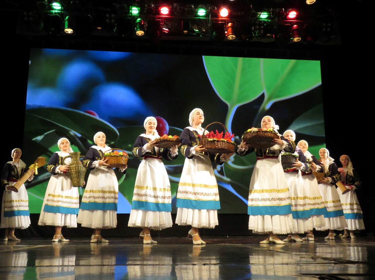 «Сартанские самоцветы» ярко сверкнули в Севастополе